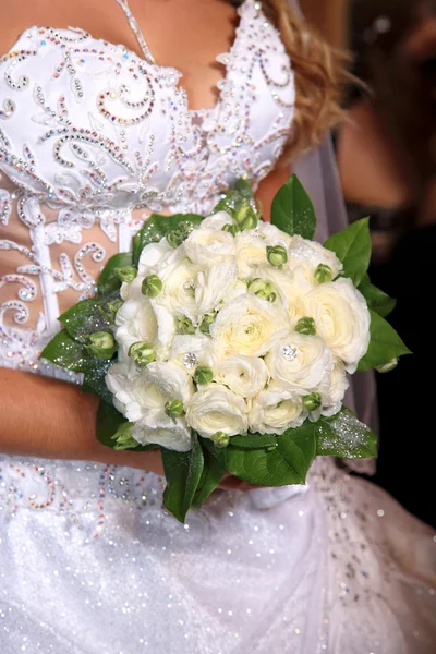 Menyasszony kezében egy csokor — Stock Fotó
