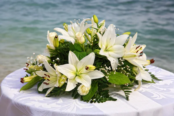 Ramo de flores de boda junto al mar — Foto de Stock