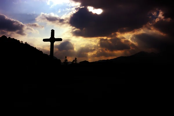 Gud strålar och svart kors — Stockfoto