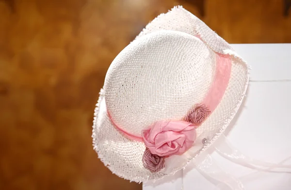 Chapéu de bebê com rosa — Fotografia de Stock