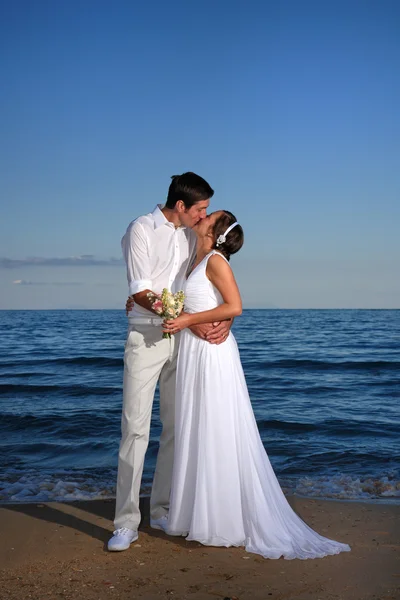 Bruden och brudgummen på stranden — Stockfoto