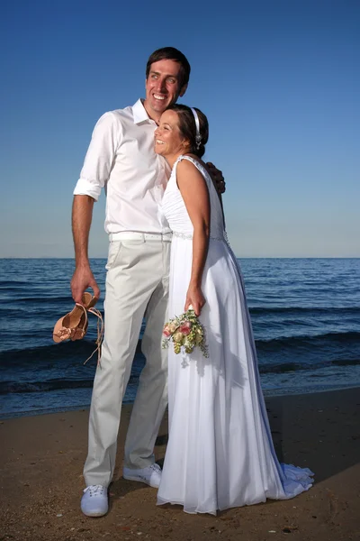 Novia y novio en la playa —  Fotos de Stock