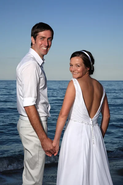 Braut und Bräutigam am Strand — Stockfoto