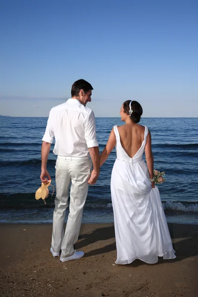 Nevěsta a ženich na pláži — Stock fotografie