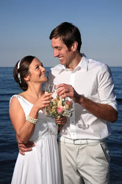 Sposa e sposo in spiaggia — Foto Stock