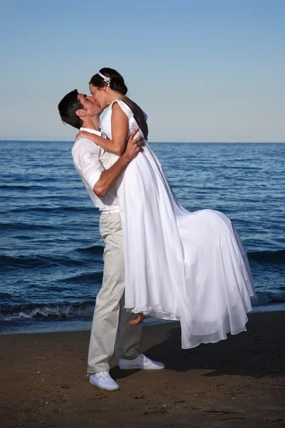 Bruden och brudgummen på stranden — Stockfoto