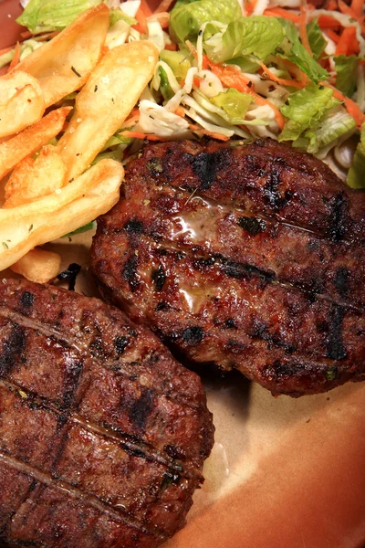 Polpette di carne alla griglia sul barbecue — Foto Stock