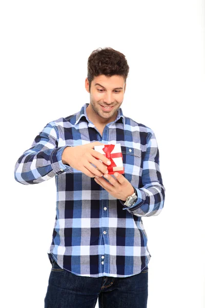 Homme ouvrir une boîte-cadeau — Photo