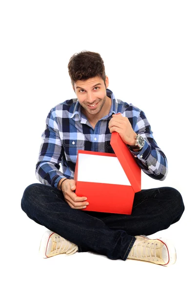Oturan adam bir kutu açma — Stok fotoğraf