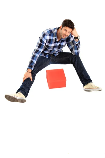 Sedící muž s krabicí v nohou — Stock fotografie
