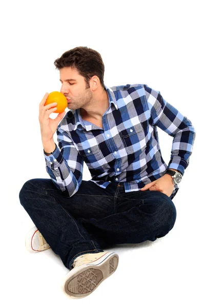 Duduk pria dengan jeruk — Stok Foto