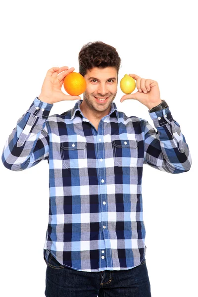 Hombre sosteniendo naranja y limón — Foto de Stock