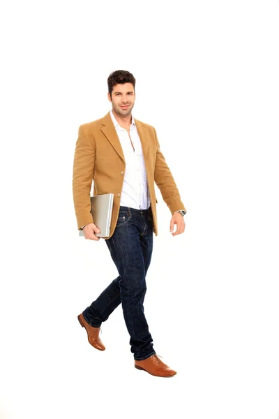 Homem andando com um laptop — Fotografia de Stock