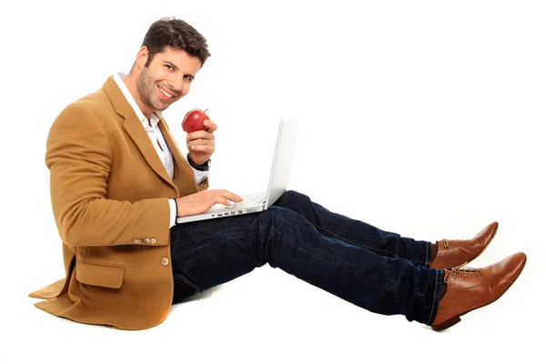 Homme avec pomme et ordinateur portable — Photo