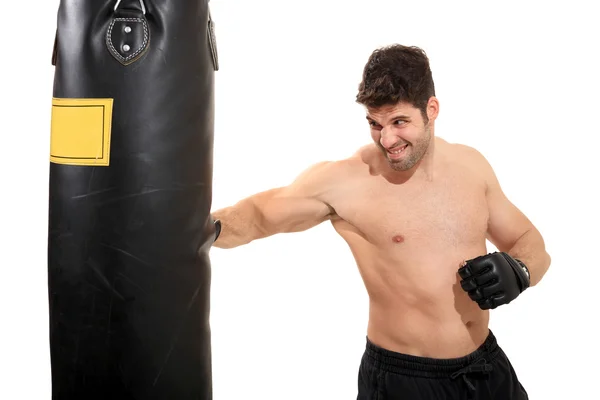 Jovem boxeador exercitando no saco de boxe — Fotografia de Stock