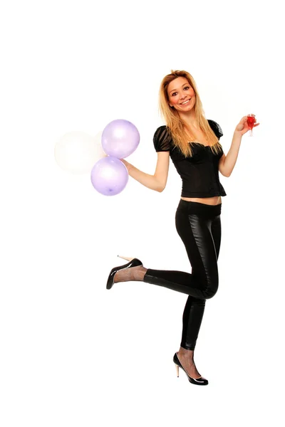 Молодая девушка веселится с воздушными шарами и бокалом шампанского — стоковое фото