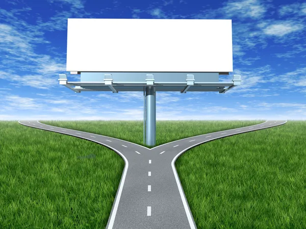 Перекресток дорог с рекламным щитом — стоковое фото