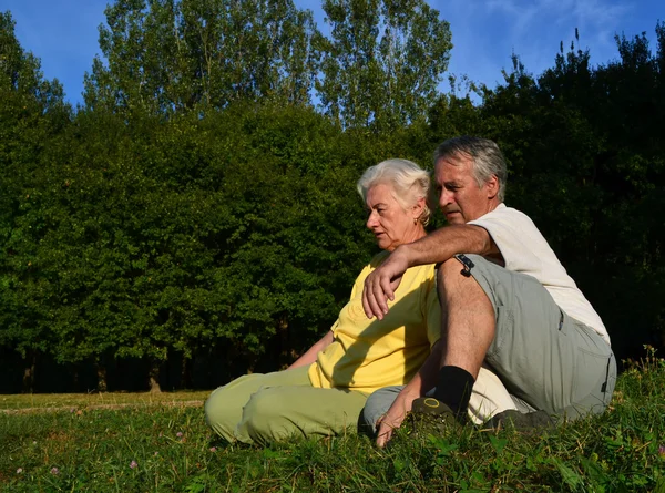 Старшие пары расслабляются на природе — стоковое фото