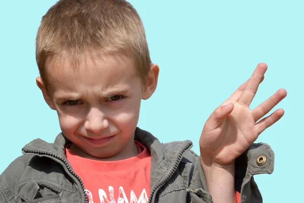 Liten pojke visar en gest — Stockfoto