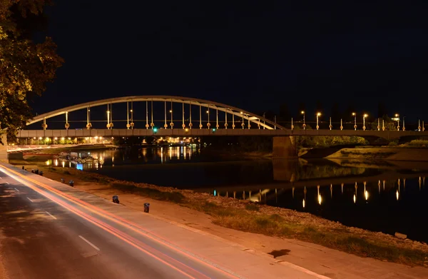セゲド、ハンガリーの橋の夜. ロイヤリティフリーのストック写真