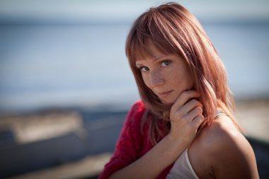 güzel kızıl saçlı bir kadın portresi