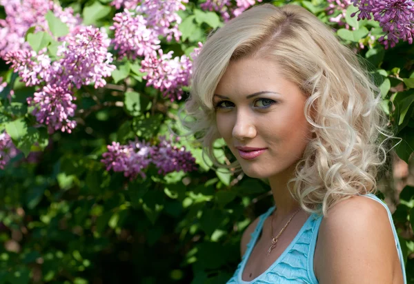 Stock image Young blonde woman in the park