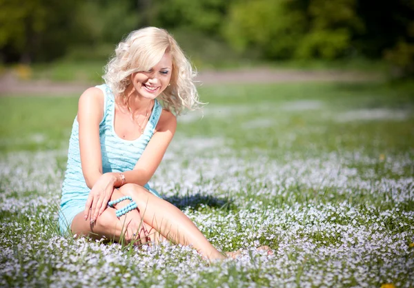 Young blonde woman in the park — Stock Photo, Image