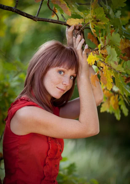 美しい赤毛の女性の肖像画 — ストック写真
