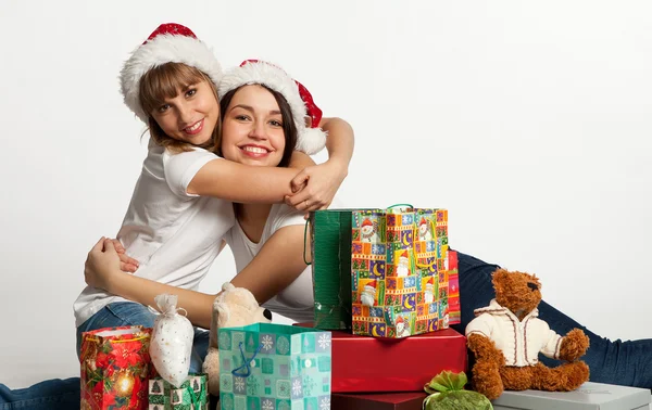 Dua gadis Natal tersenyum mengenakan topi Santa . — Stok Foto