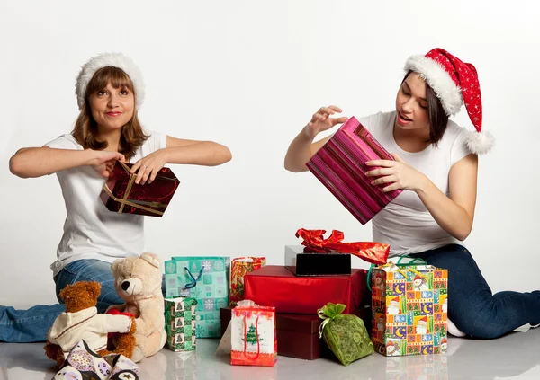 Dua gadis natal tersenyum membongkar hadiah — Stok Foto