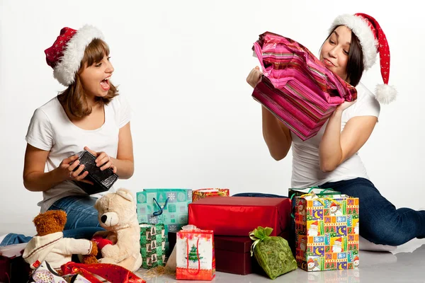 Dua gadis natal tersenyum membongkar hadiah — Stok Foto