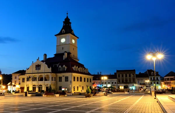 布拉索夫议会广场，在罗马尼亚夜景 — 图库照片