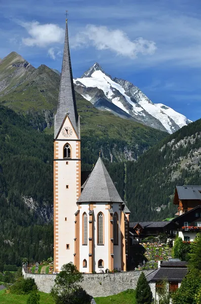 Heiligenblut kerk en grossglockner berg, Oostenrijk — Stockfoto