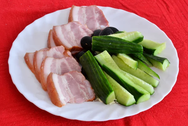 Breakfast with bacon and cucumber — Stock Photo, Image