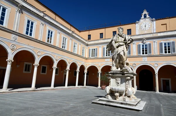 Aartsbisschoppen palace binnenplaats, pisa, Italië — Stockfoto
