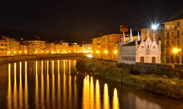 Chiesa di Santa Maria de la Spina e fiume Arno di notte, Pisa, Tu — Foto Stock