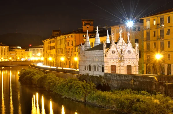 Iglesia Santa Maria de la Spina y el río Arno por la noche, Pisa, Tu — Foto de Stock