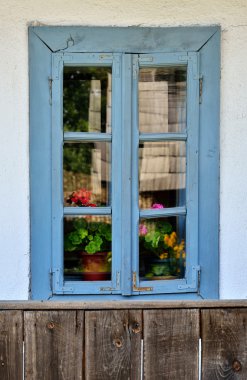 Romanya villlage geleneksel ahşap pencere