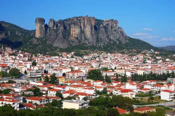 Kalampaka city with Metora cliffs, Greece — Stock Photo, Image