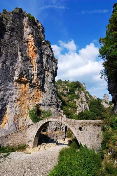 Jembatan batu Zagoria di Pegunungan Pindus — Stok Foto