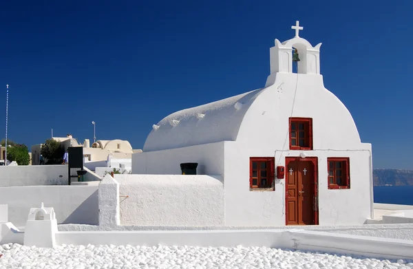 Oia iglesia tradicional en la isla de Santorini, Grecia — Foto de Stock