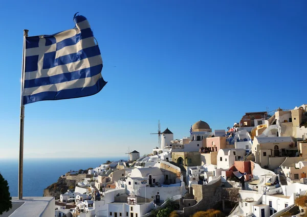 Oia landschap met Griekenland vlag — Stockfoto