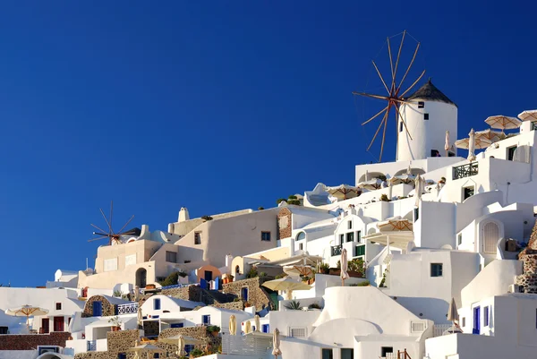 Moinhos de vento Oia, Santorini, Grécia — Fotografia de Stock