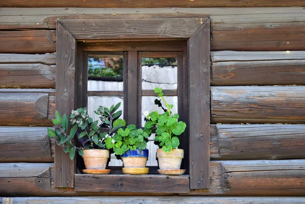 Fenêtre traditionnelle en bois dans le village Roumanie — Photo