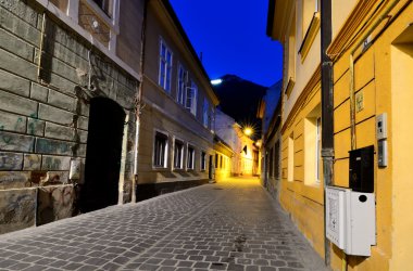Brasov Ortaçağ sokak, nightview, romania