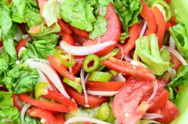 domates, biber ve soğan salatası