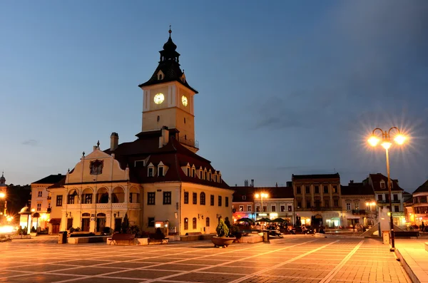 Brasov Belediye Meydanı ' nda gece görünümü Romanya — Stok fotoğraf