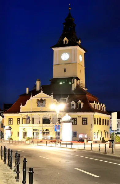Plaza del Consejo de Brasov, vista nocturna en Rumania — Foto de Stock