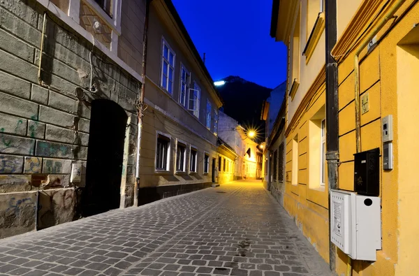 Brasov strada medievale, vista notturna, Romania — Foto Stock