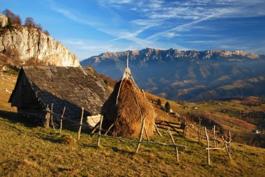 Romanya sonbahar yatay, dağlar.
